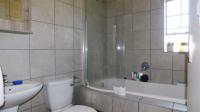 Bathroom 1 - 5 square meters of property in Heuweloord