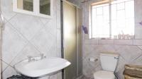 Main Bathroom - 7 square meters of property in The Reeds