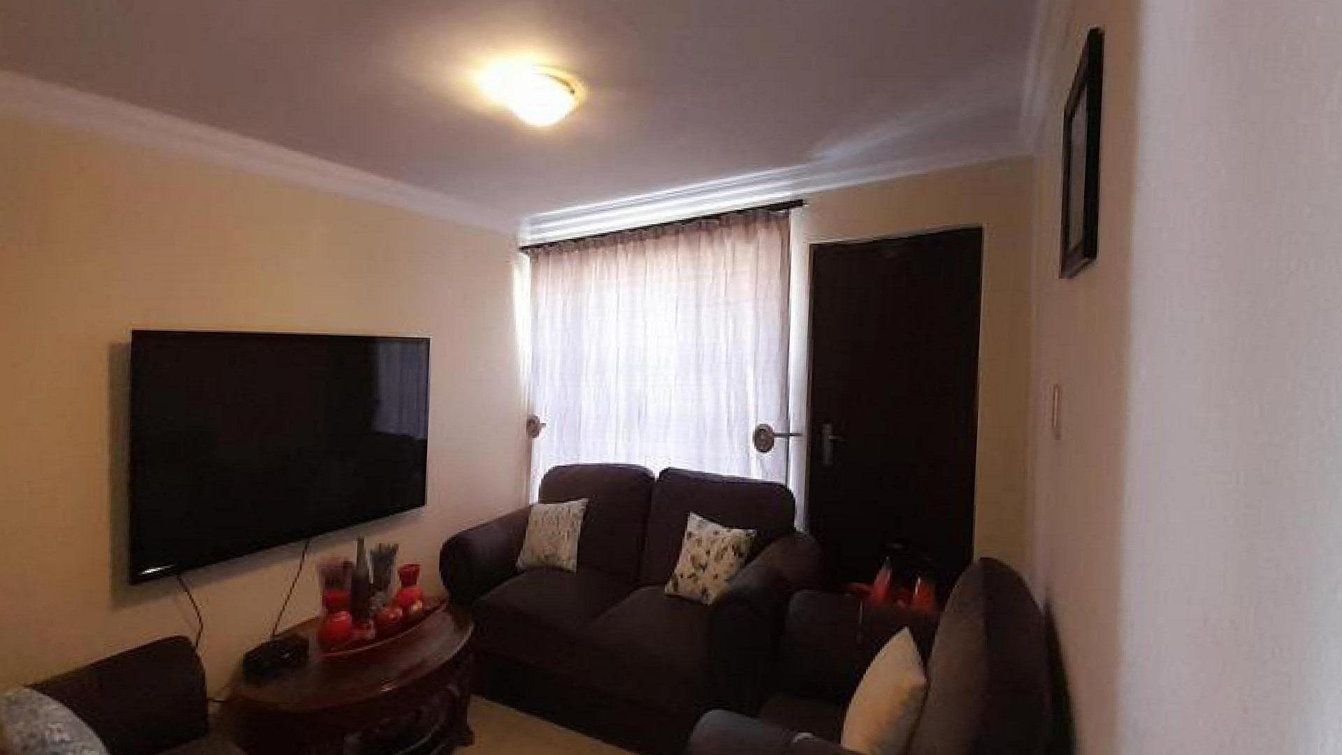 Lounges - 12 square meters of property in Kagiso