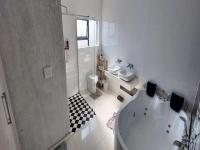 Main Bathroom of property in Monavoni