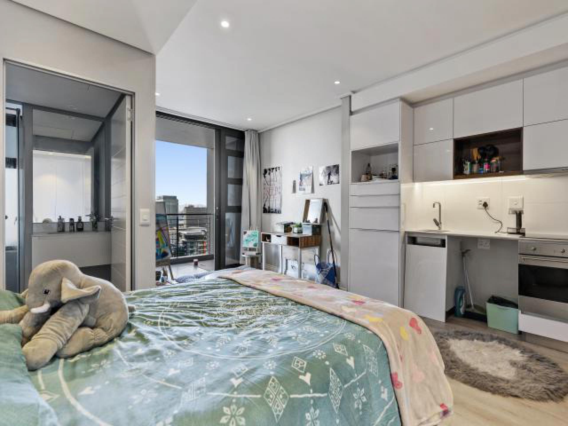 Main Bedroom of property in Cape Town Centre