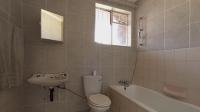 Bathroom 3+ - 5 square meters of property in Eldoraigne