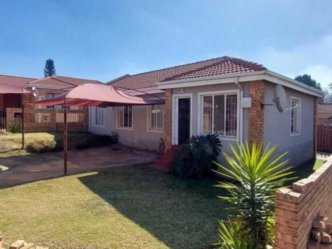 3 Bedroom Sectional Title for Sale For Sale in Roseacre - MR582853