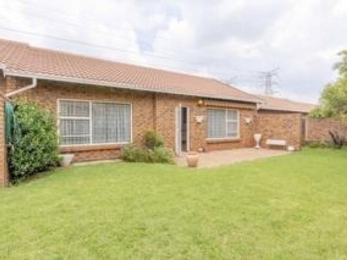2 Bedroom Simplex for Sale For Sale in Edenvale - MR585235