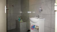 Main Bathroom - 5 square meters of property in Bloubosrand