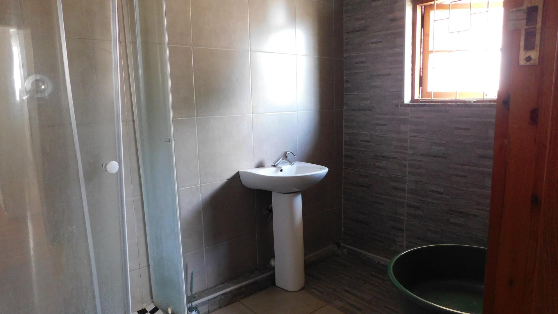 Bathroom 1 - 7 square meters of property in Umbilo 