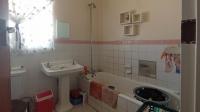 Bathroom 1 - 13 square meters of property in Mondeor