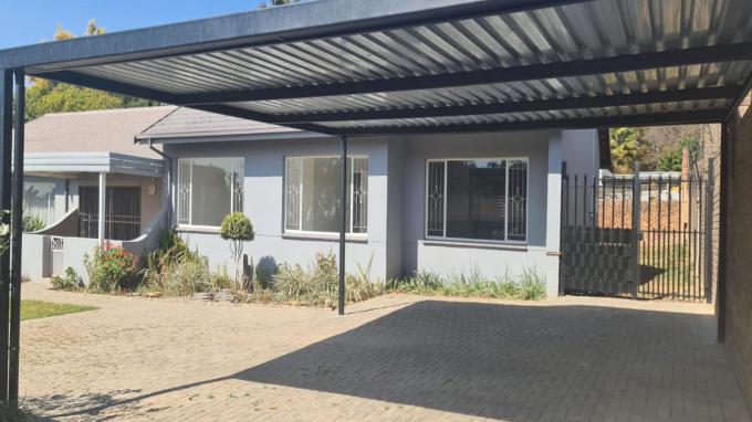 3 Bedroom House to Rent in Garsfontein - Property to rent - MR589561
