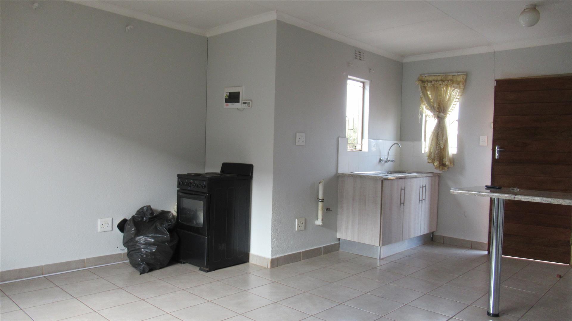 Lounges - 19 square meters of property in Alberton