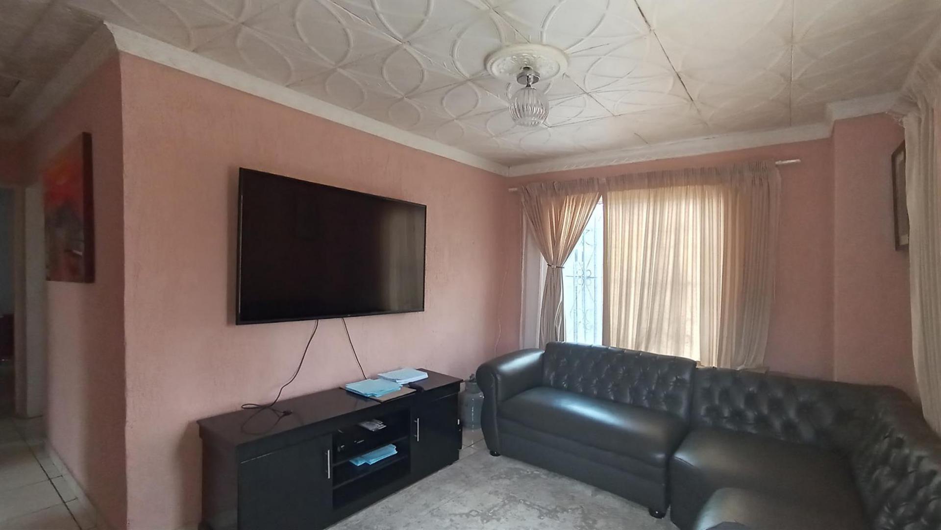 Lounges - 15 square meters of property in Norkem park