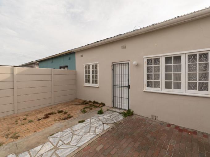 2 Bedroom Simplex for Sale For Sale in Muizenberg   - MR597098