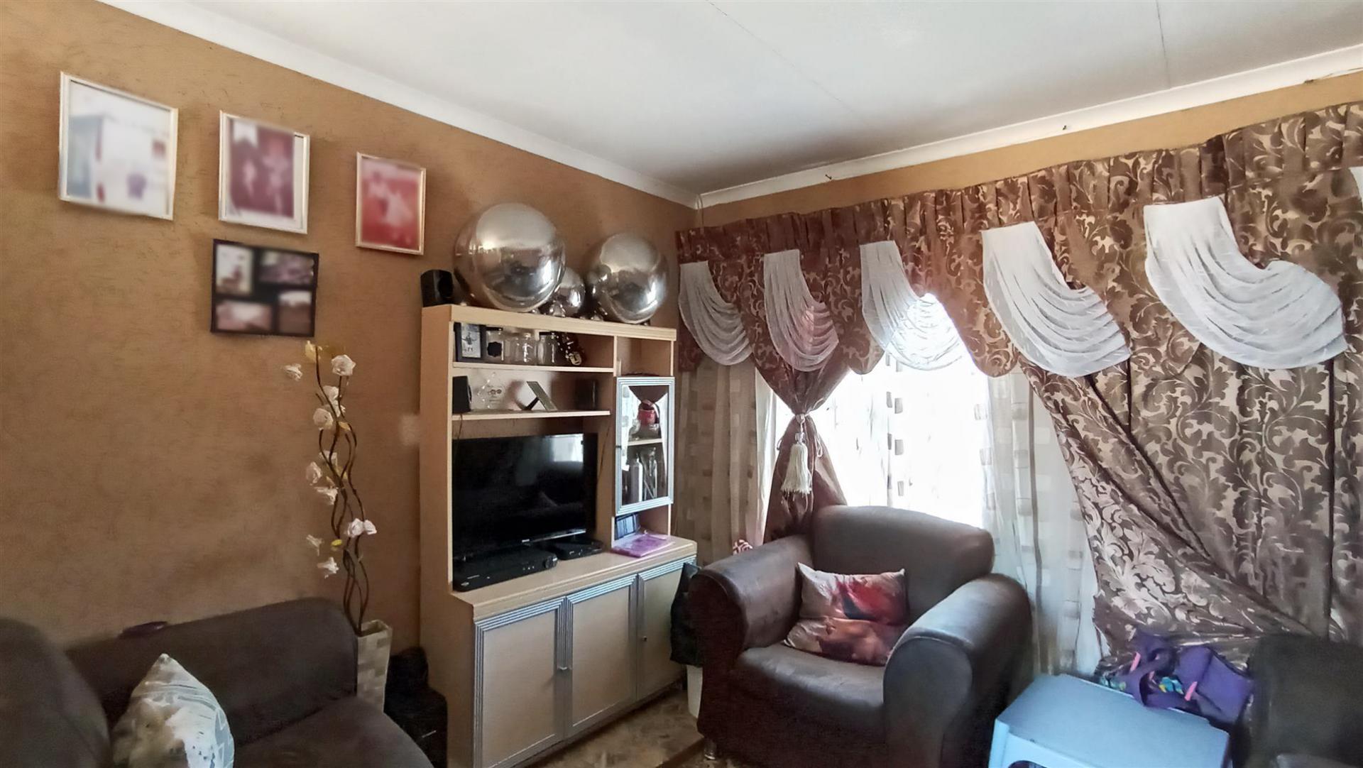 Lounges - 11 square meters of property in Evaton West