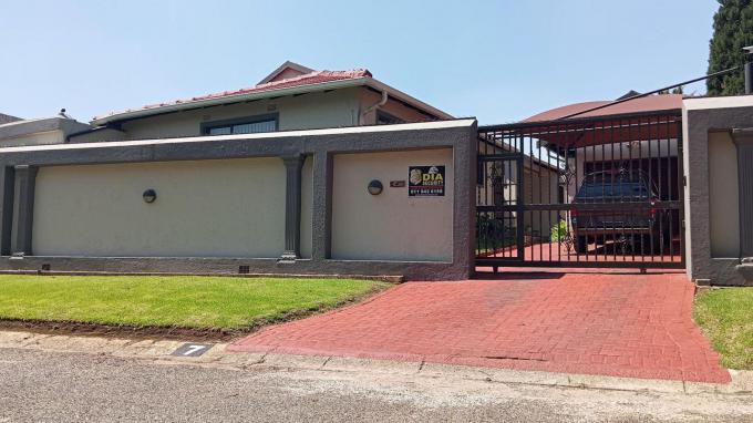 3 Bedroom House for Sale For Sale in Meredale - Home Sell - MR600497