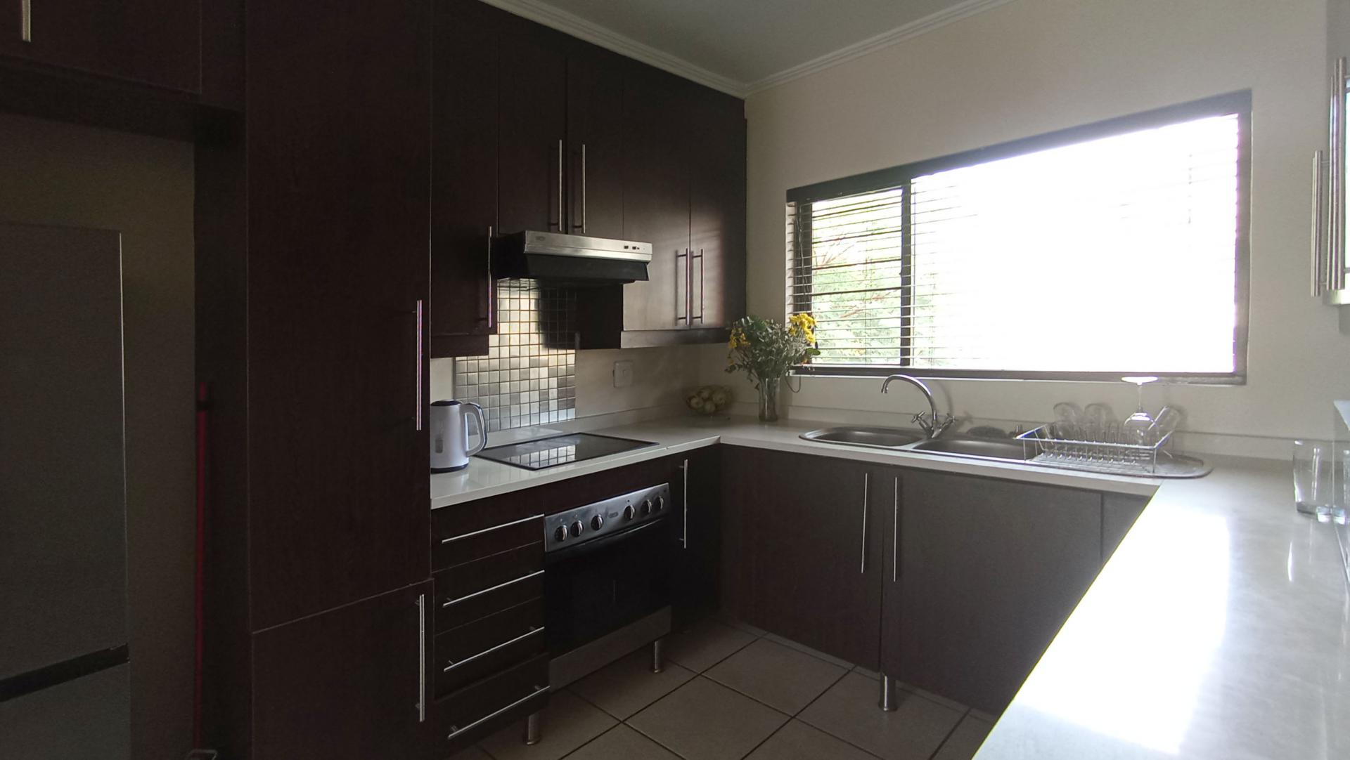 Kitchen - 11 square meters of property in Douglasdale