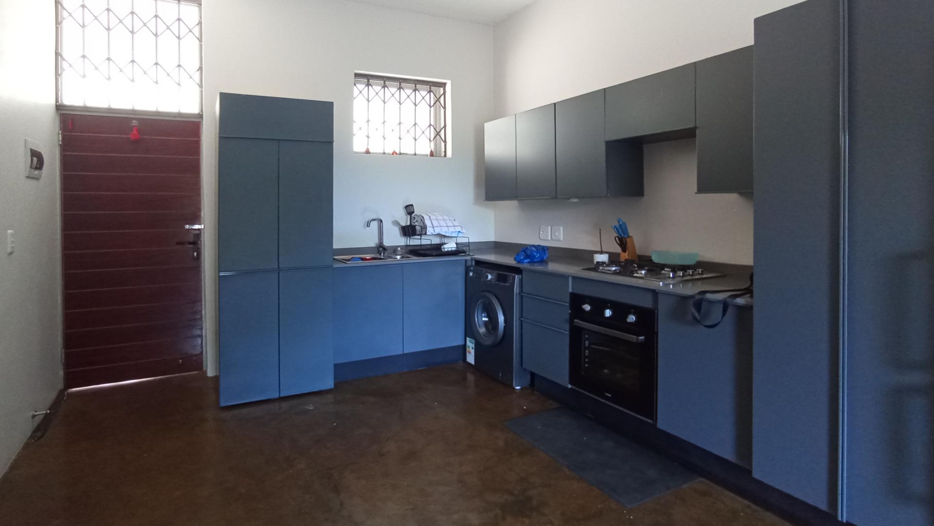 Kitchen - 9 square meters of property in Victoria