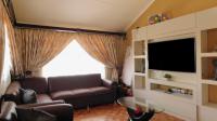 Lounges - 19 square meters of property in Bisley