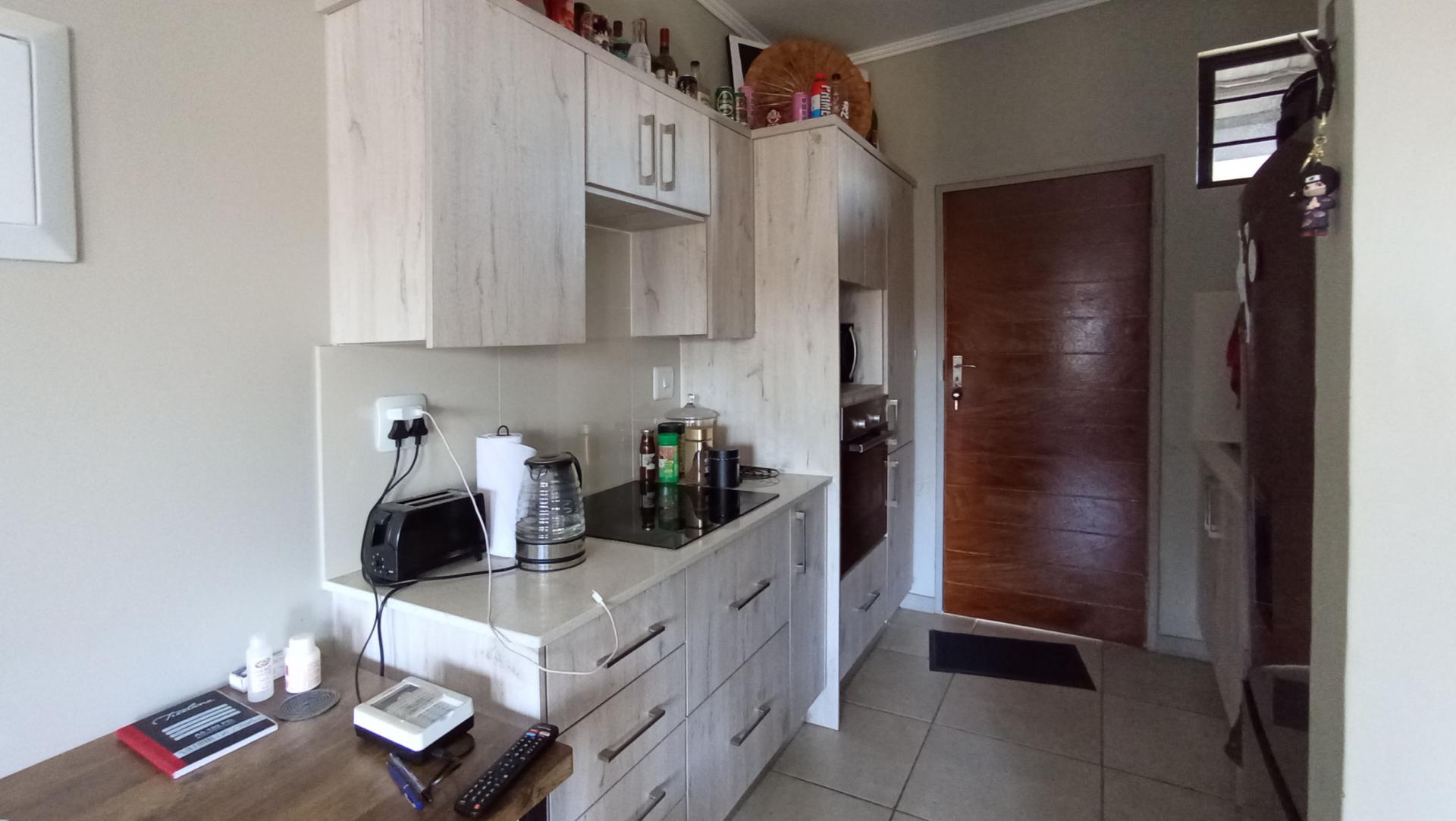 Kitchen - 6 square meters of property in Rooihuiskraal North