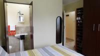 Main Bedroom - 13 square meters of property in Kloof 