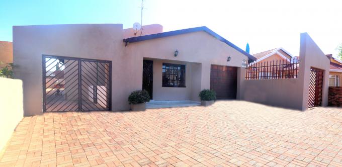 4 Bedroom House for Sale For Sale in Lenasia South - MR607180