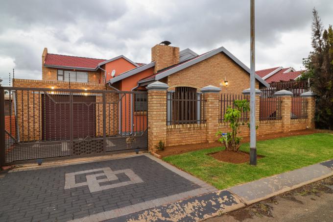 4 Bedroom House for Sale For Sale in Lenasia South - MR608248