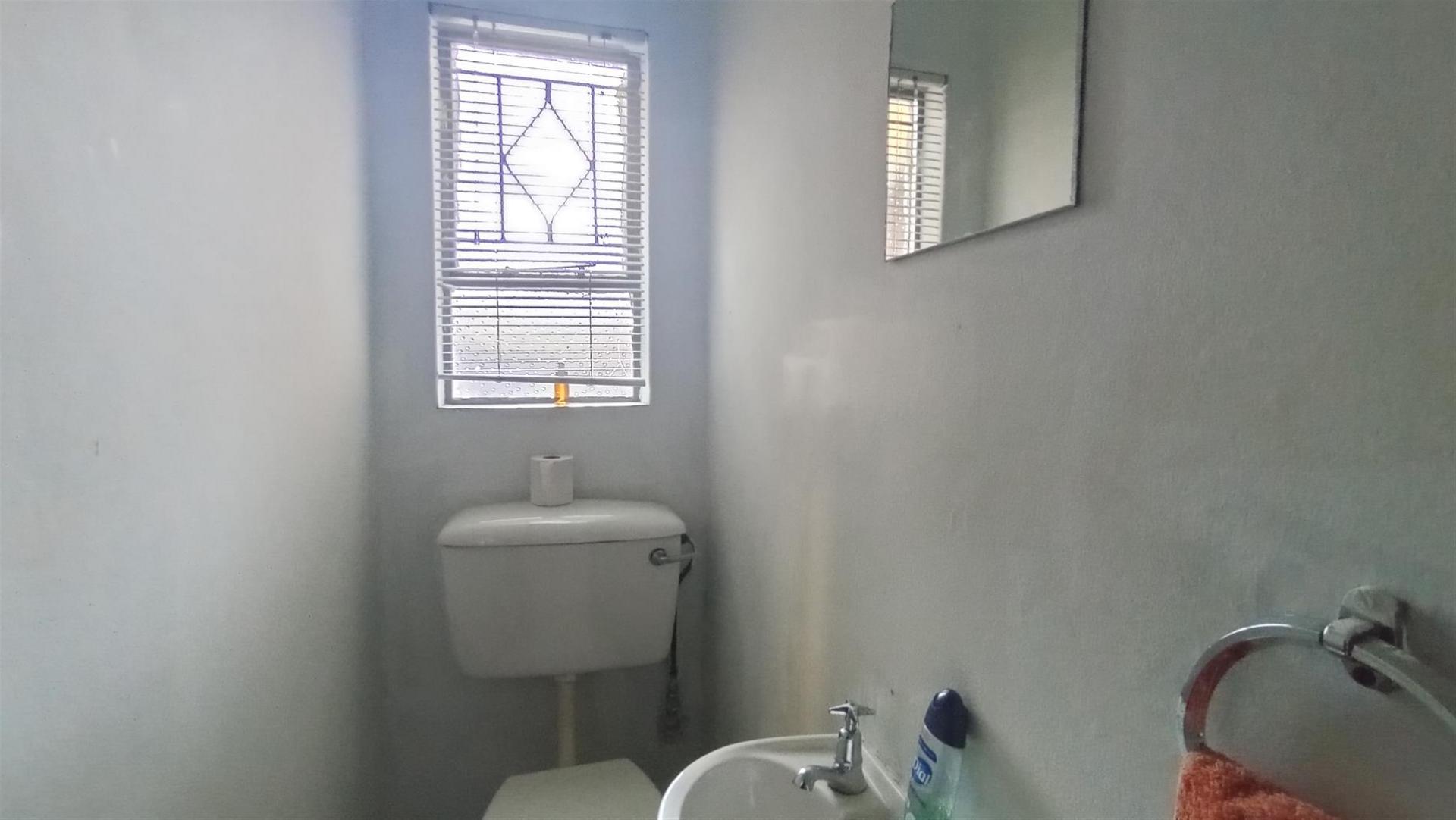 Guest Toilet - 2 square meters of property in Benoni