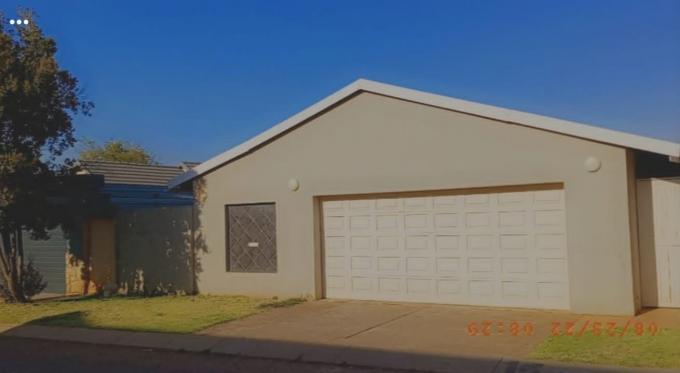 4 Bedroom House for Sale For Sale in Lenasia South - MR610384