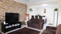 Lounges - 20 square meters of property in Crossmoor