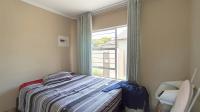 Bed Room 1 - 12 square meters of property in Heuwelsig Estate