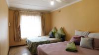 Main Bedroom - 19 square meters of property in Regency Park