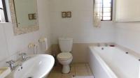 Main Bathroom - 6 square meters of property in Farningham Ridge
