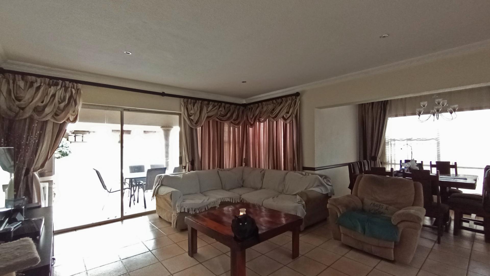 Lounges - 20 square meters of property in Highveld