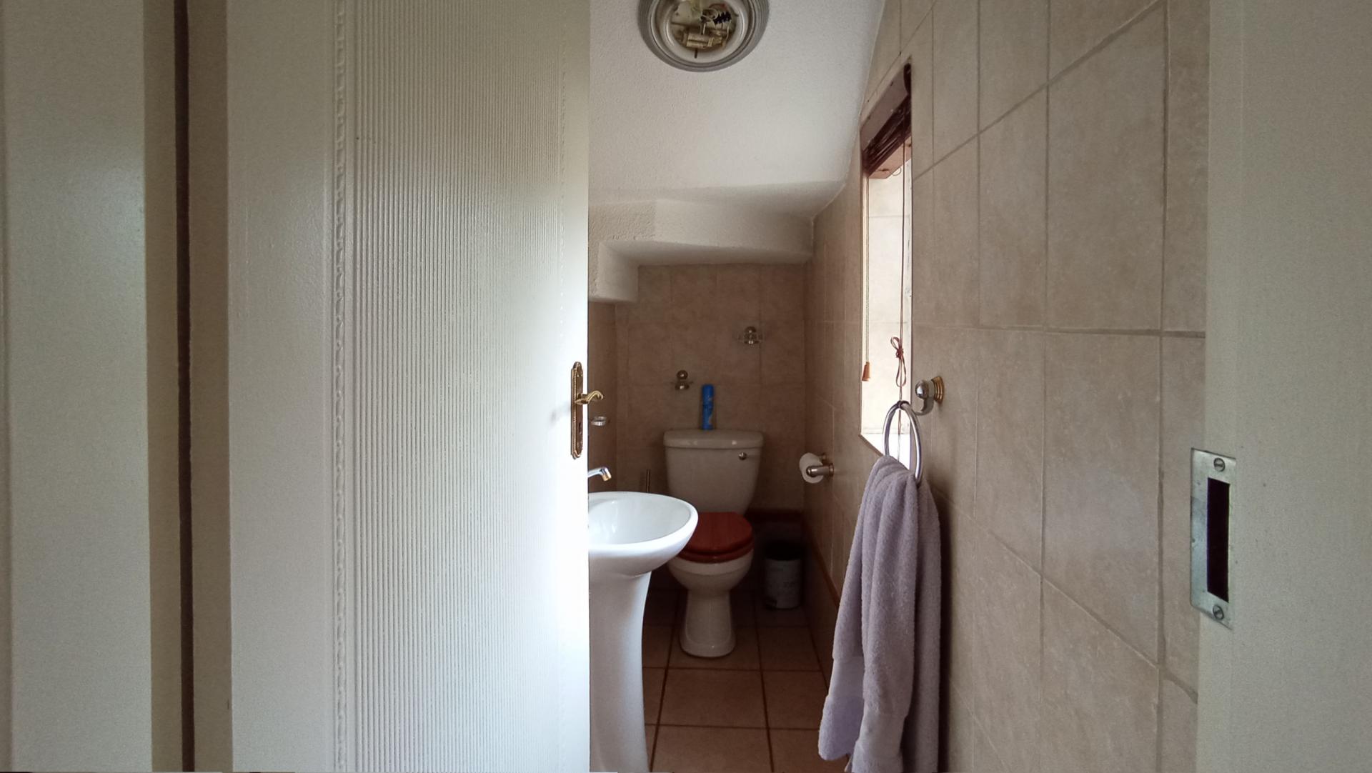 Guest Toilet - 3 square meters of property in Highveld