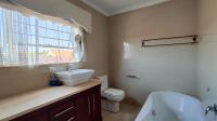 Main Bathroom - 10 square meters of property in Bonaero Park