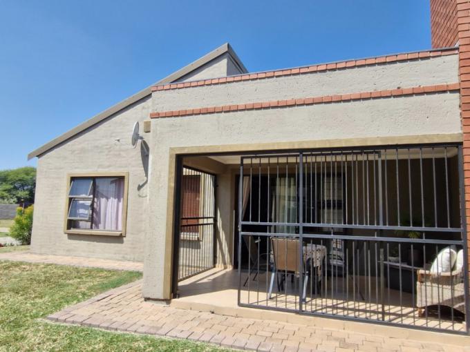 2 Bedroom Simplex for Sale For Sale in Waterval East - MR624753