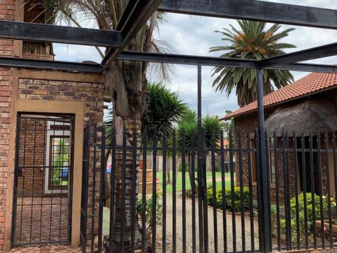 2 Bedroom Simplex for Sale For Sale in Germiston South - MR626620