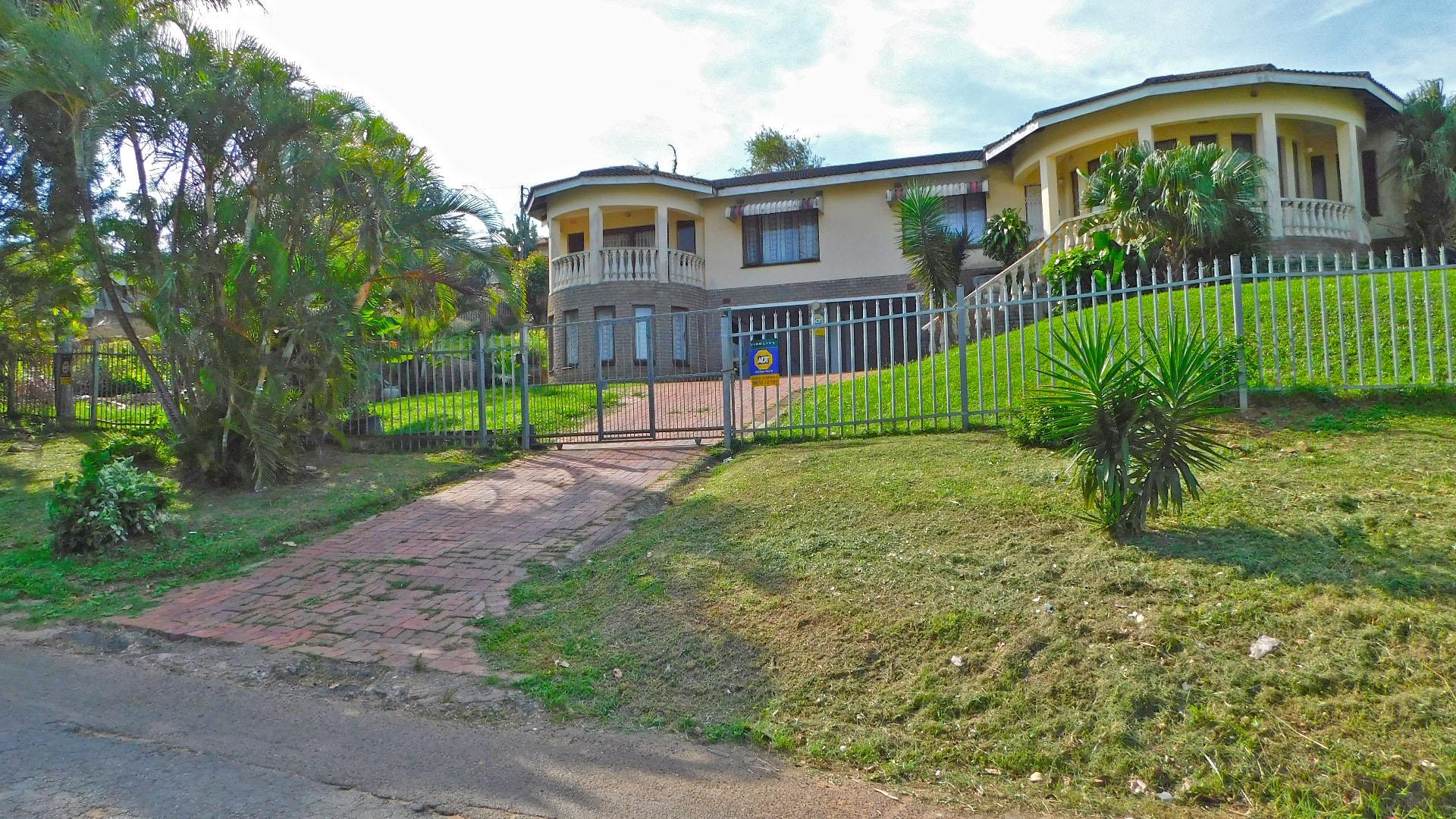 Front View of property in La Mercy