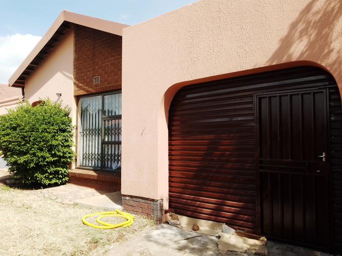 1 Bedroom Open Plan Bachelor/Studio Apartment for Sale and to Rent For Sale in Riverlea - JHB - MR629353