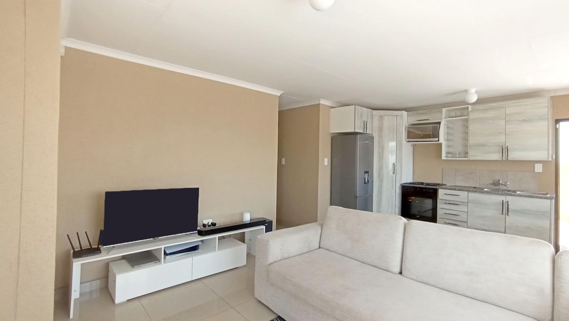 Lounges - 19 square meters of property in Klerksoord