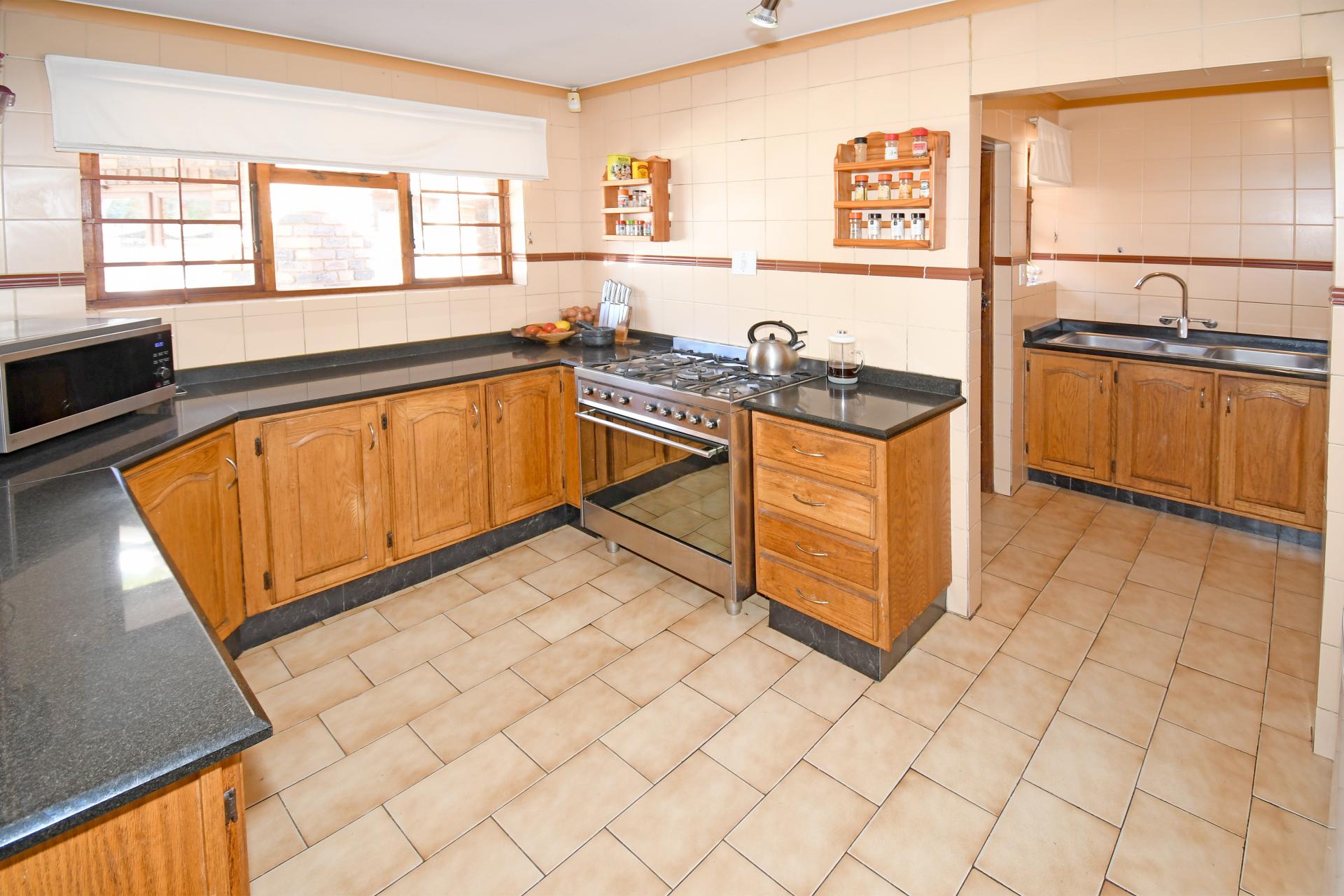 Kitchen - 10 square meters of property in Randpark Ridge