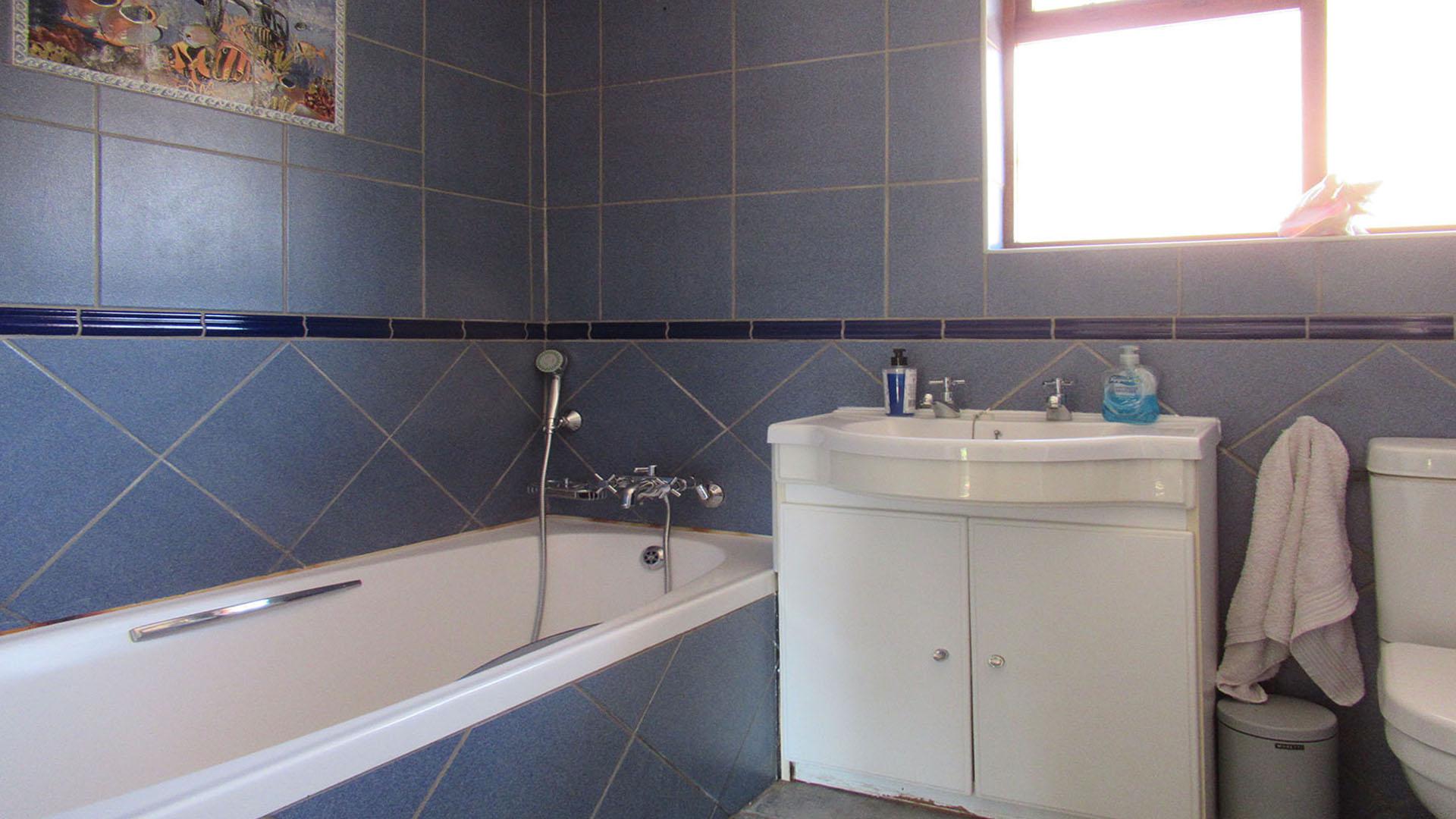 Bathroom 1 - 5 square meters of property in Randpark Ridge
