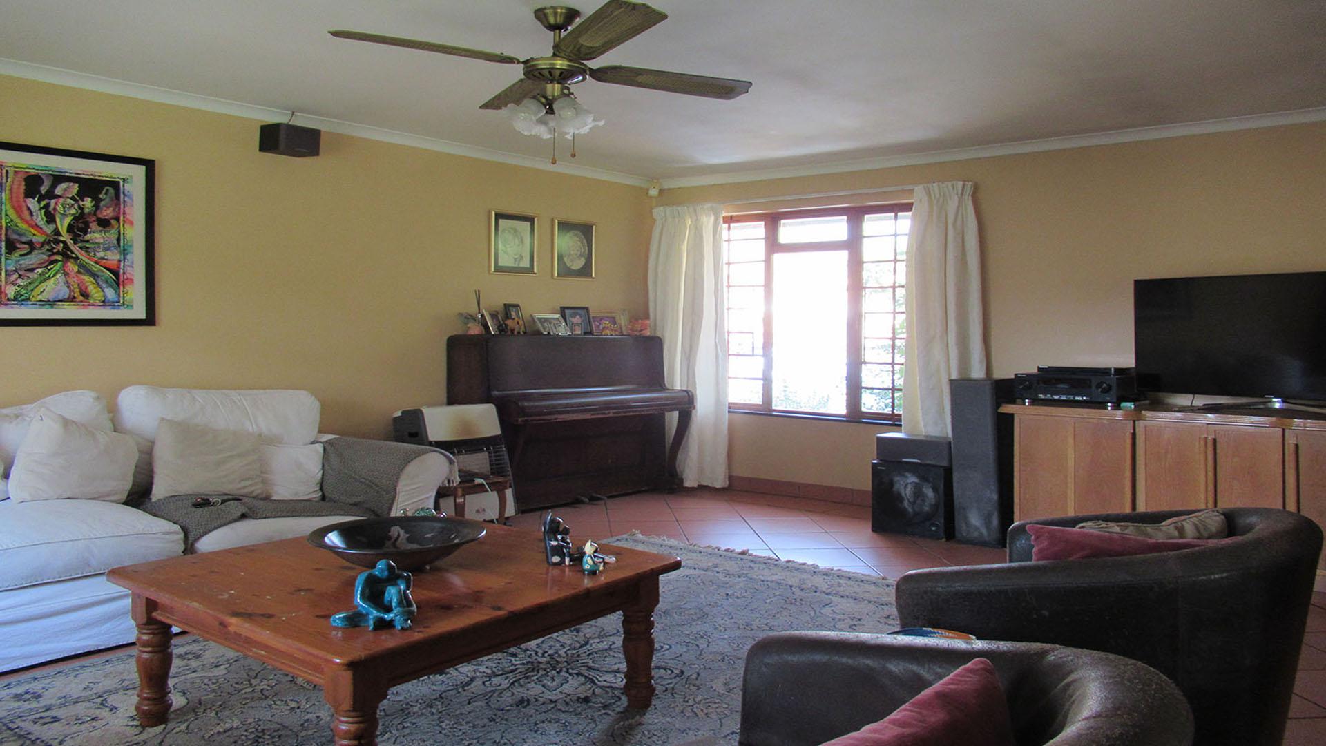 Lounges - 26 square meters of property in Randpark Ridge