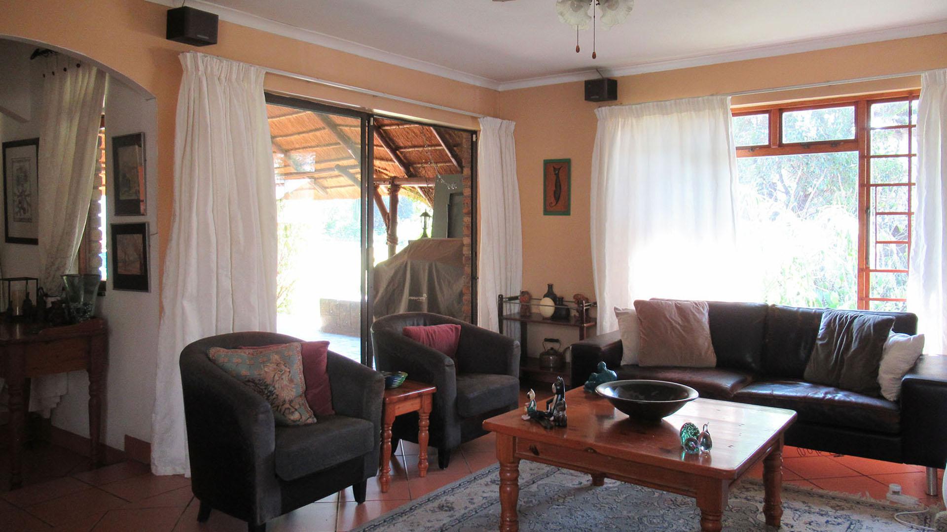 Lounges - 26 square meters of property in Randpark Ridge