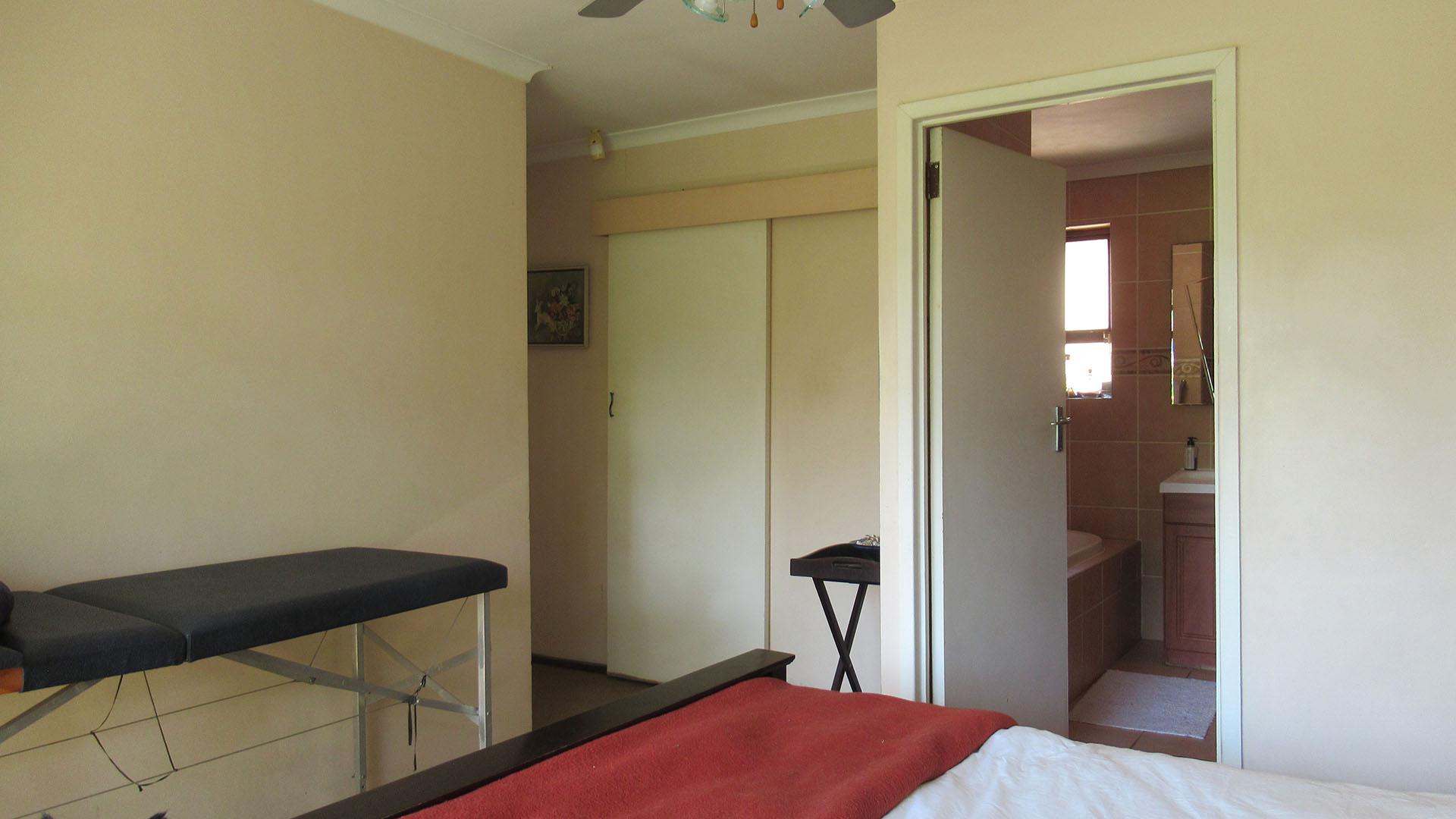Main Bedroom - 19 square meters of property in Randpark Ridge