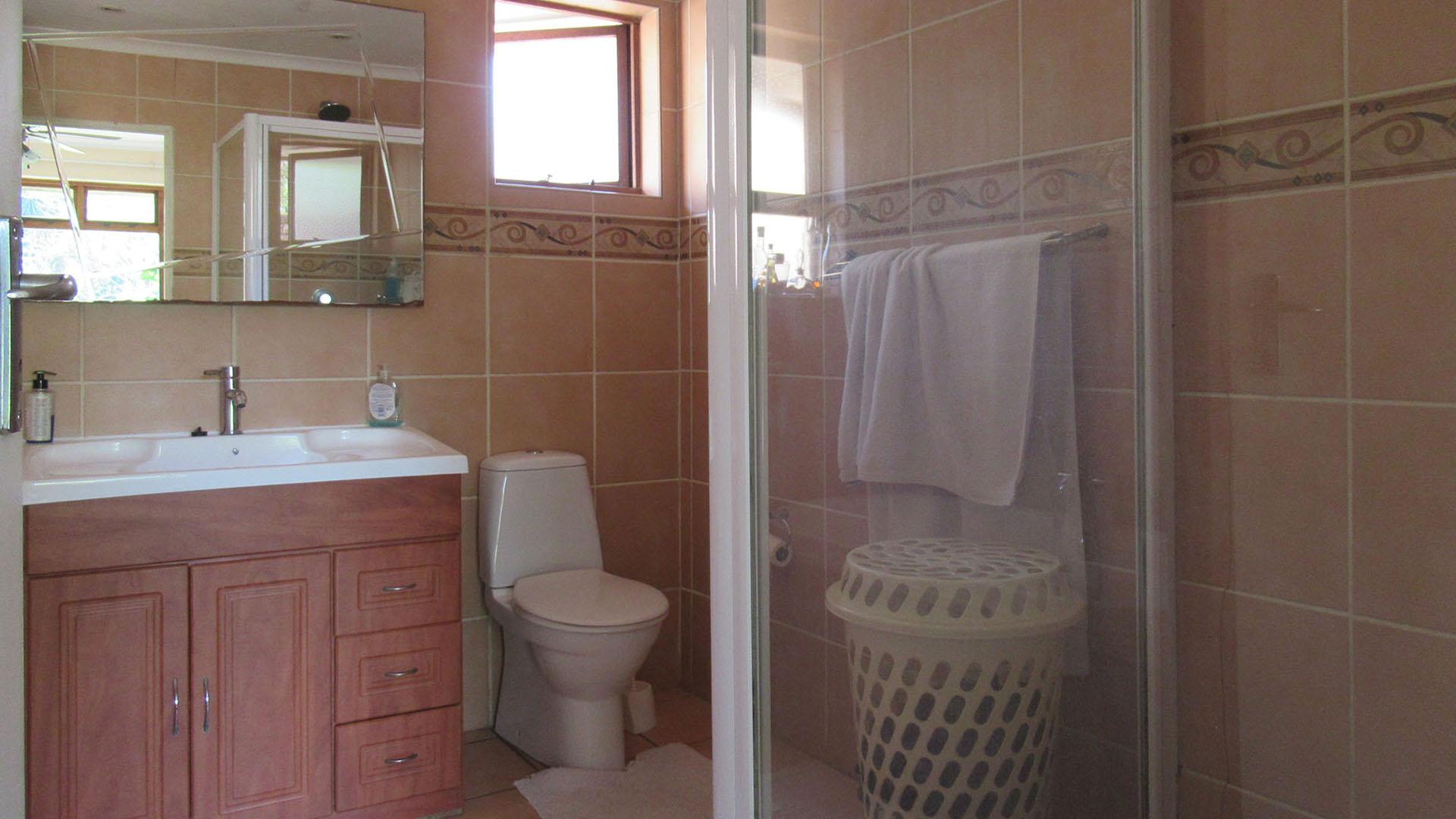 Main Bathroom - 9 square meters of property in Randpark Ridge