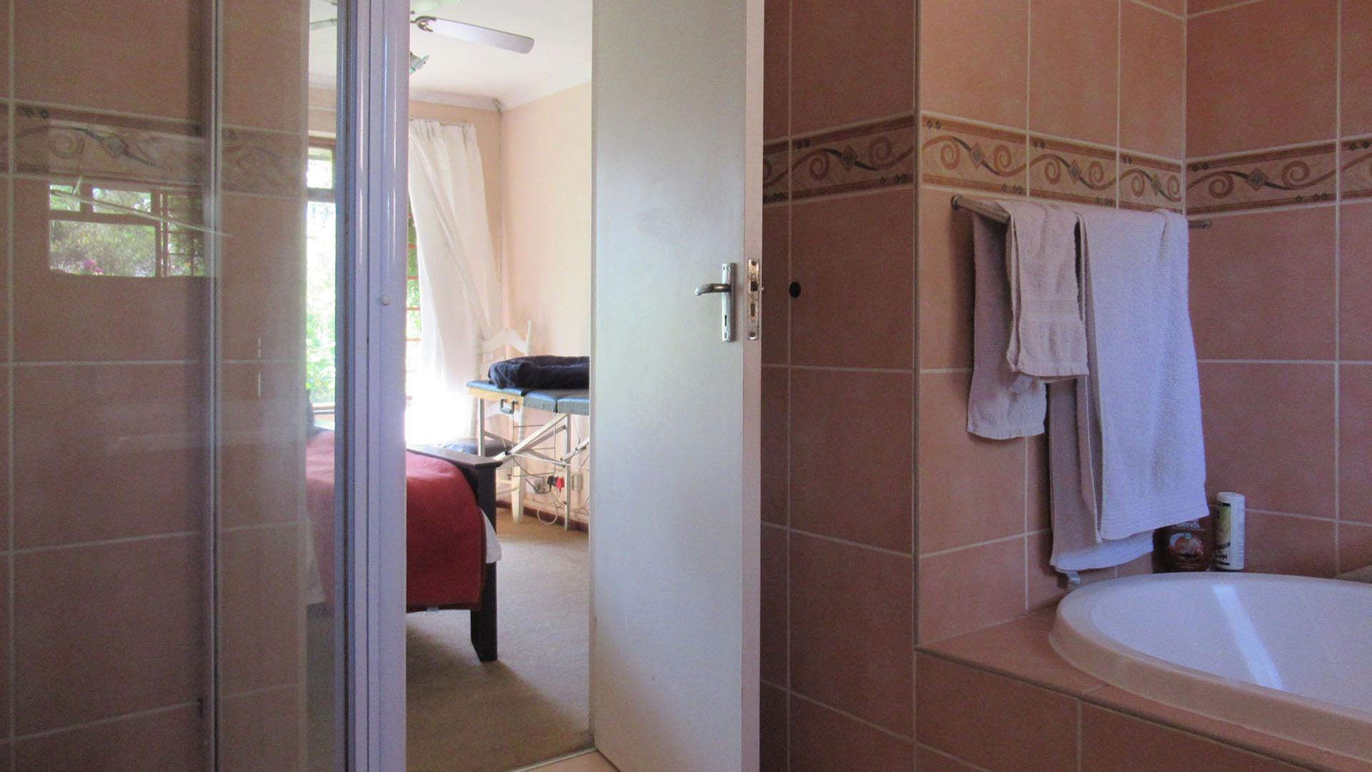 Main Bathroom - 9 square meters of property in Randpark Ridge