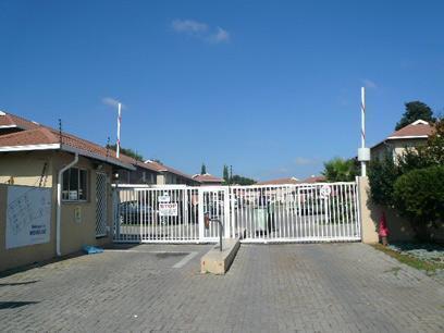 Front View of property in Glen Marais