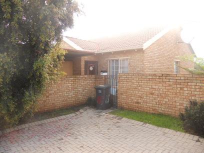 3 Bedroom Simplex for Sale For Sale in Wilgeheuwel  - Private Sale - MR026741