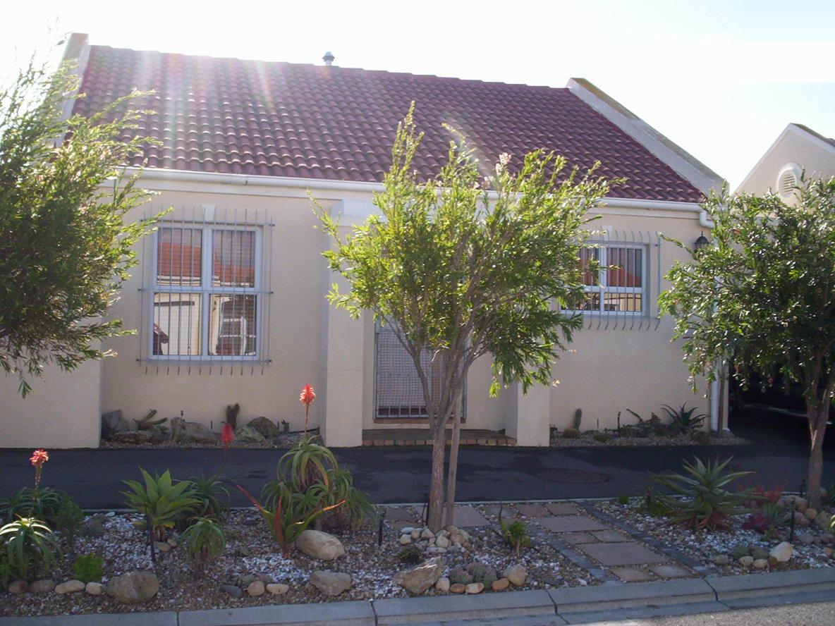 2 Bedroom House for Sale For Sale in Sunningdale - CPT - Private Sale - MR026890