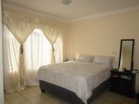 Main Bedroom - 16 square meters of property in Krugersdorp