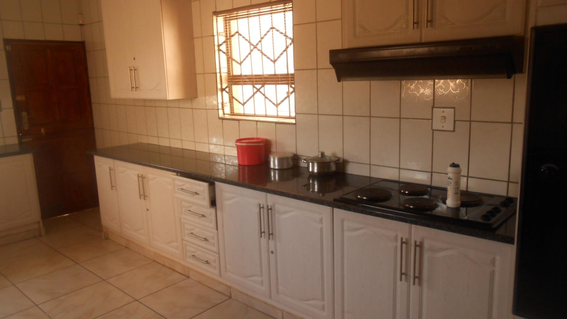 Kitchen - 29 square meters of property in Bronkhorstspruit